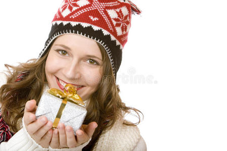 戴帽子的快乐女人拿着圣诞礼物