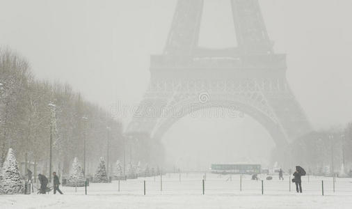 巴黎罕见的雪天