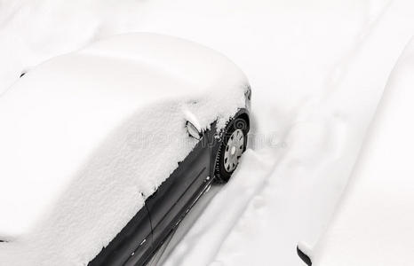 雪地里的车