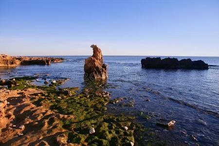 蓝色地中海海景和岩石