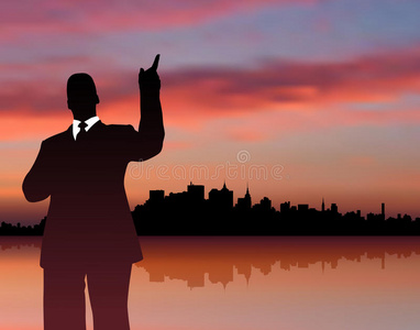 都市夕阳背景的商人图片