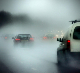 大雨大雾中公路上的汽车图片