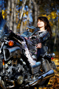 公园里骑摩托车的女孩