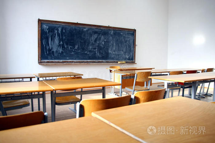 教室桌子的長寬高_夢見家里桌子里的錢被偷了_教室里有25張桌子