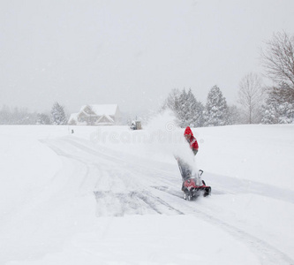 在雪地里开车用吹雪机的人