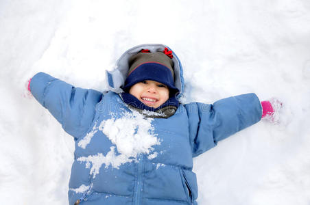 孩子们，在雪地上进行伟大的活动