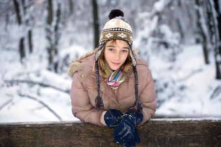 雪地里的少女