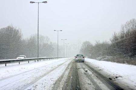 在暴风雪中开车