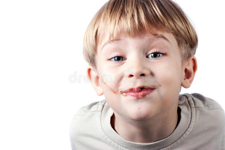 脸上有巧克力的男孩