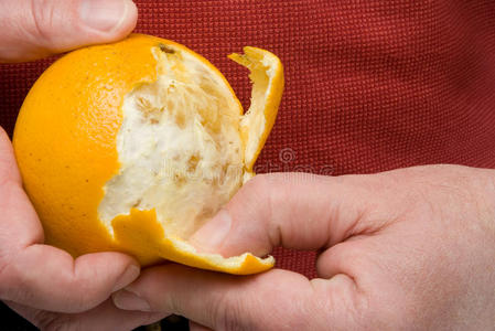剥橘子皮照片