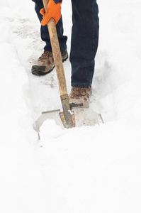 从雪地里挖路的人