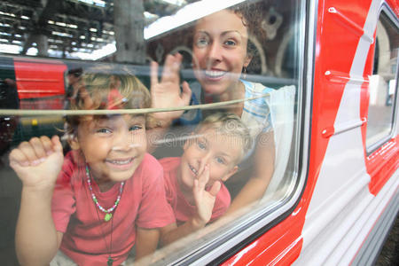 母亲和孩子从火车窗口望去
