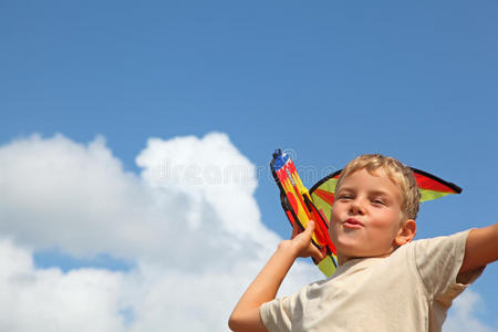 男孩在天空中放风筝