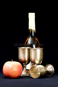 苹果酒杯和酒瓶