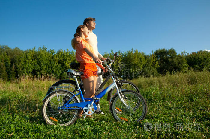 骑自行车的男女拥抱在一起