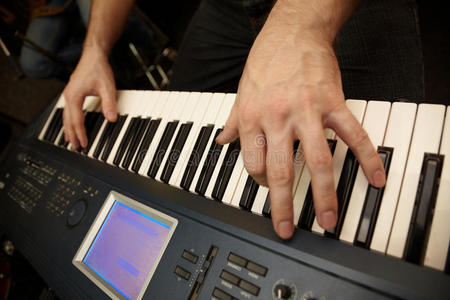 乐队成员键盘手图片