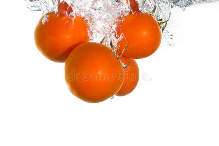 3个西红柿掉在水里