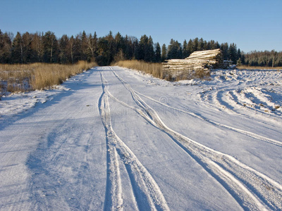 雪域乡间公路和木垛