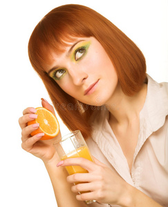 喝橙汁的女人特写