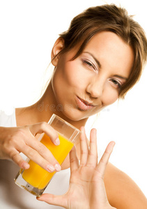 喝橙汁的女人特写