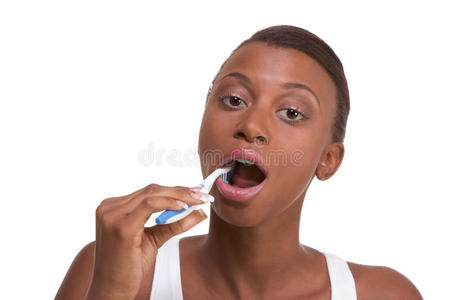 美国黑人女孩用牙刷刷牙