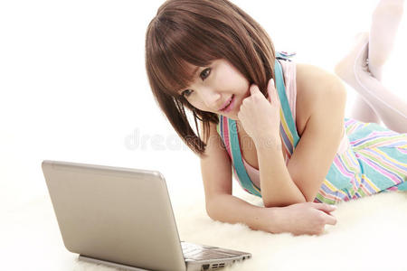 带笔记本电脑的年轻亚洲女孩