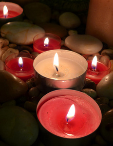 红色蜡烛和石头装饰
