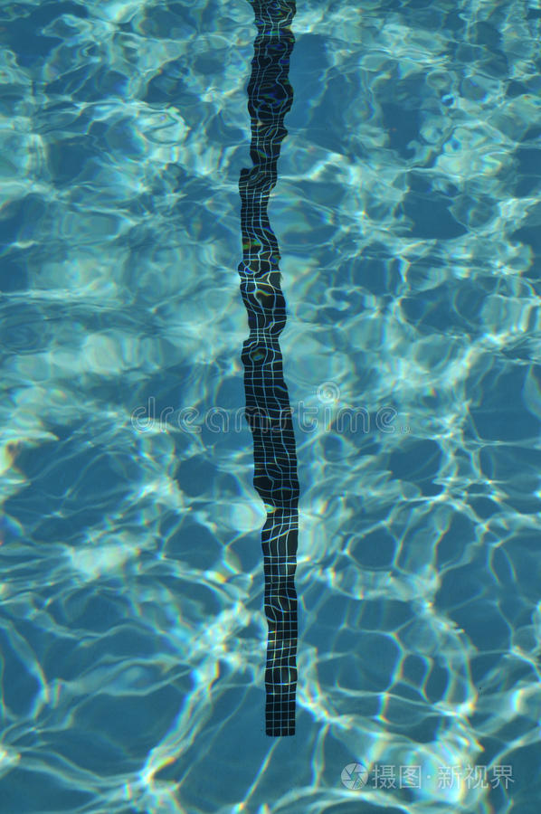 底部有黑色条纹的游泳池