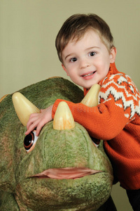 抱恐龙的小男孩