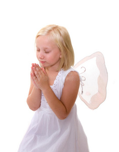 翅膀的小孩小天使:带着翅膀祈祷的女孩照片