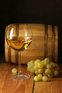 白葡萄酒葡萄和木桶