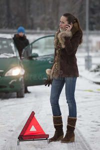 车辆 故障 停车 降雪 麻烦 等待 意外 黄昏 冬天 女人