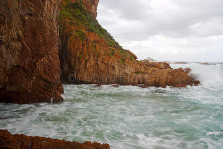 海浪冲进悬崖