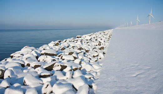 无边无际的荷兰海岸上的初雪