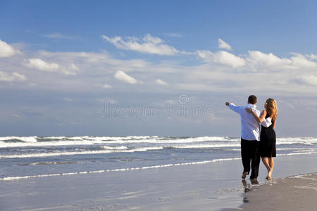在海滩上浪漫散步的夫妇