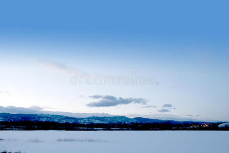 远眺雪山