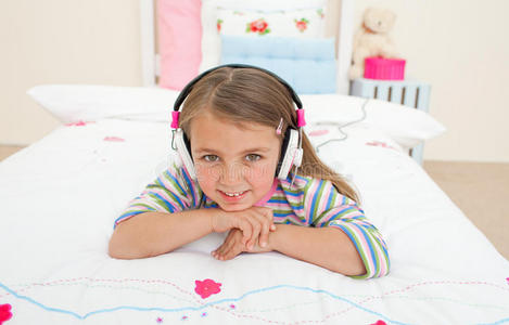 可爱的小女孩听音乐