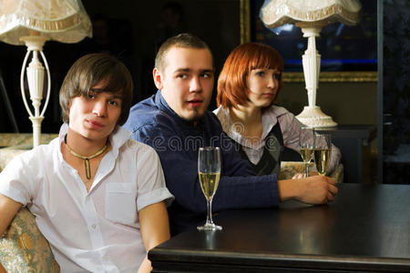 年轻人在酒吧放松。