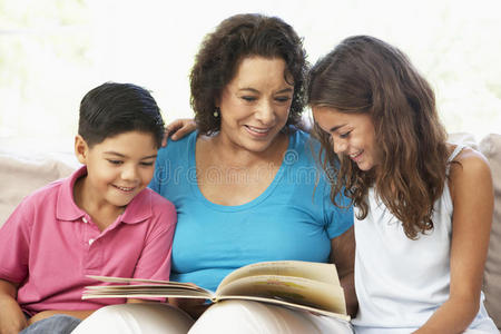 奶奶和孙子们一起读书