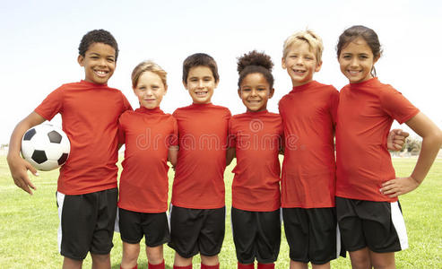 足球队中的青年男女队员图片