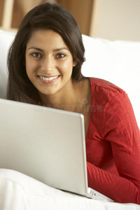 年轻女子在家使用笔记本电脑