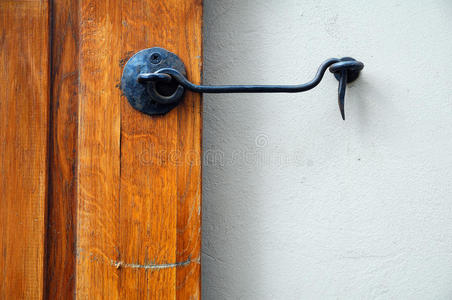 带钩子的旧门照片