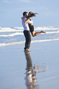 在海滩上浪漫拥抱的情侣