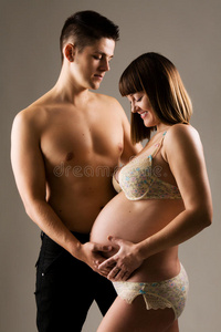 怀孕的年轻夫妇