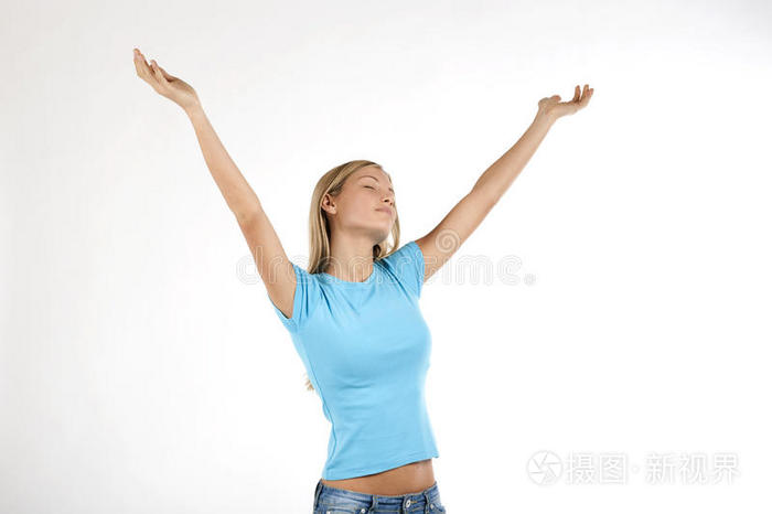 举起手臂的漂亮年轻女子
