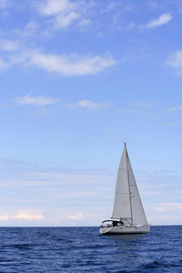 蓝色的大海,帆船在海上航行照片