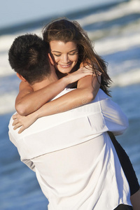 海滩上浪漫拥抱的男女情侣