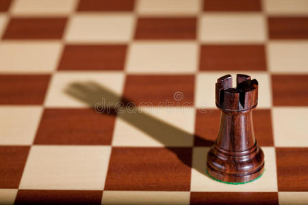 国际象棋棋子棋盘上的一只黑车。