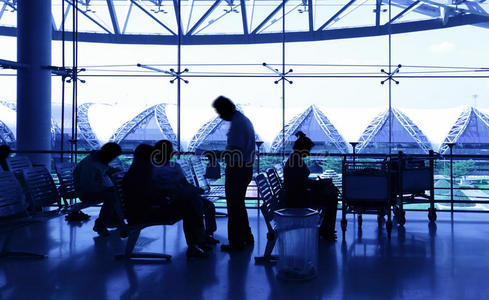 机场旅客图片