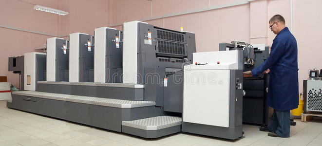 在胶印机上工作的打印机